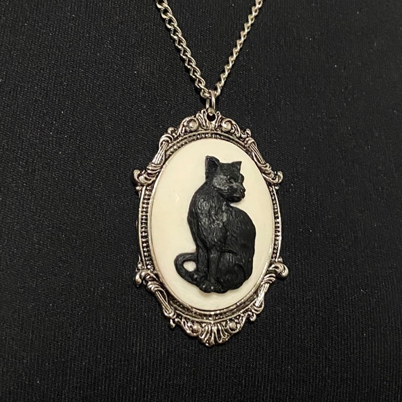 Black Cat Cameo In Fram Necklace in Silver Toned Frame 20" Chain by JPI Goth - Picture 4 of 4